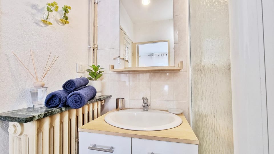 Bathroom, towels