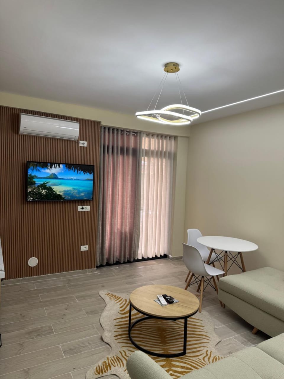 Communal lounge/ TV room, TV and multimedia, Living room, Seating area, Dining area, air conditioner