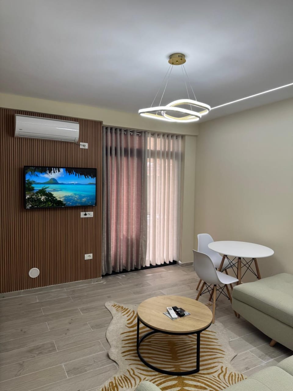 TV and multimedia, Living room, Seating area, air conditioner
