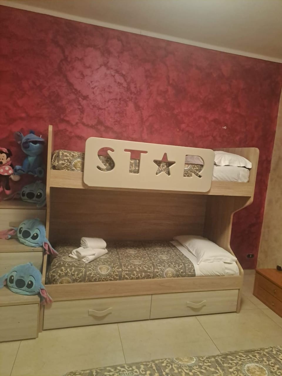Bed, Photo of the whole room, Bedroom, bunk bed, towels