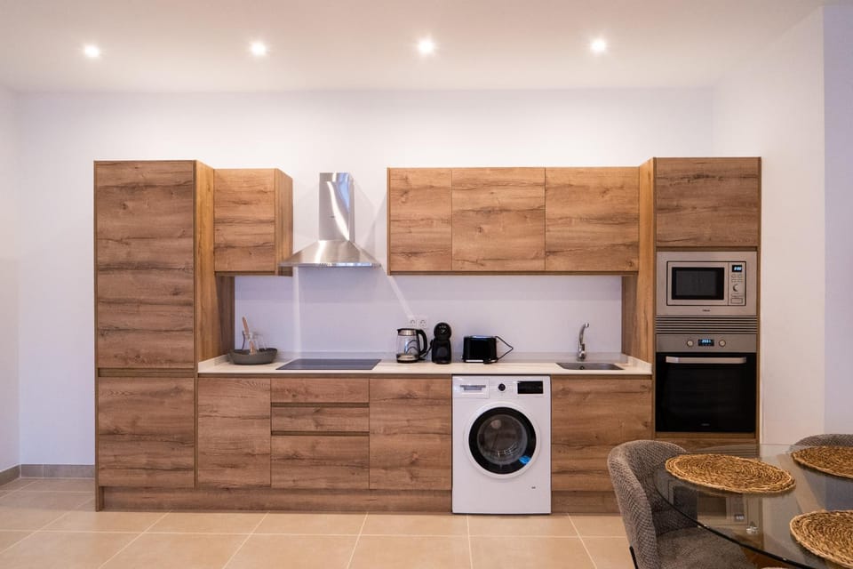 Coffee/tea facilities, Kitchen or kitchenette, oven, stove, toaster, washing machine