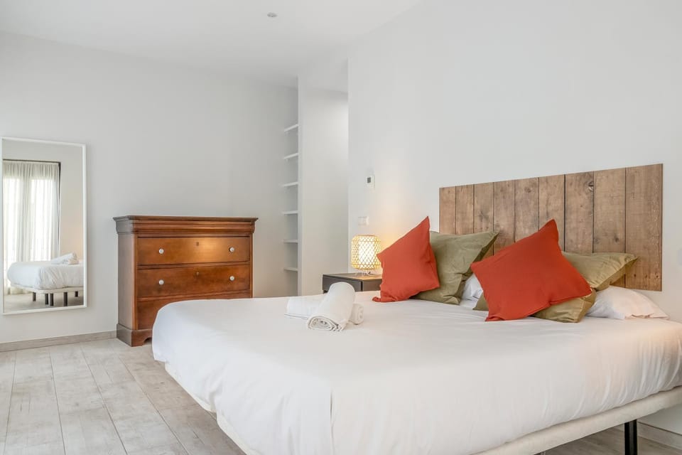 Bed, Photo of the whole room, Bedroom