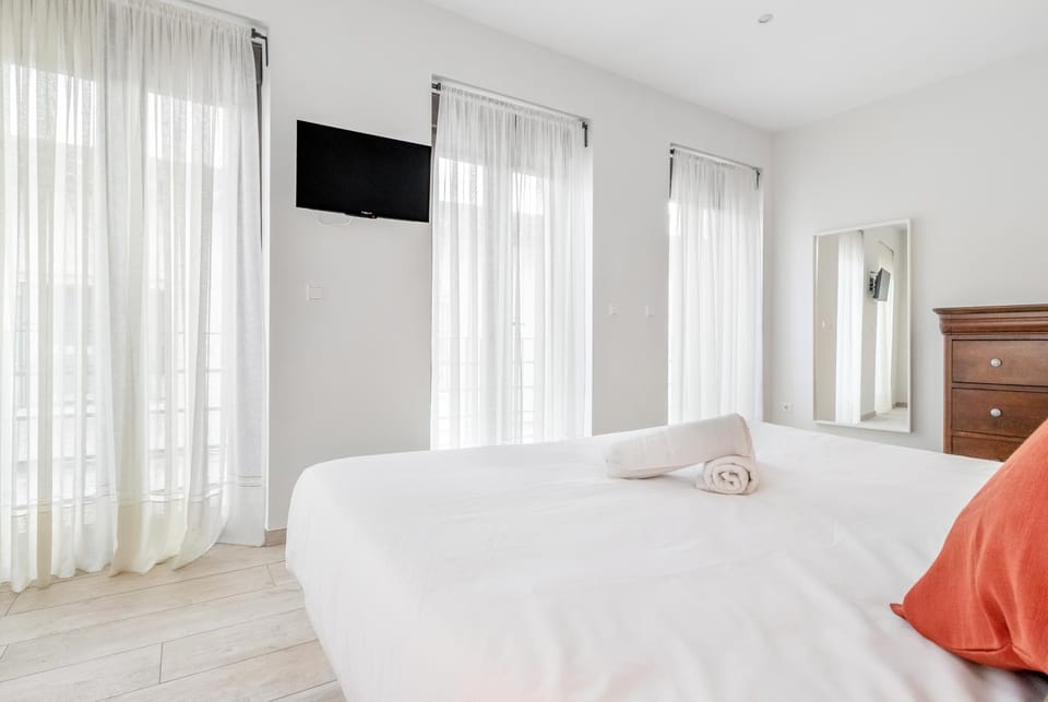 Bed, TV and multimedia, Bedroom