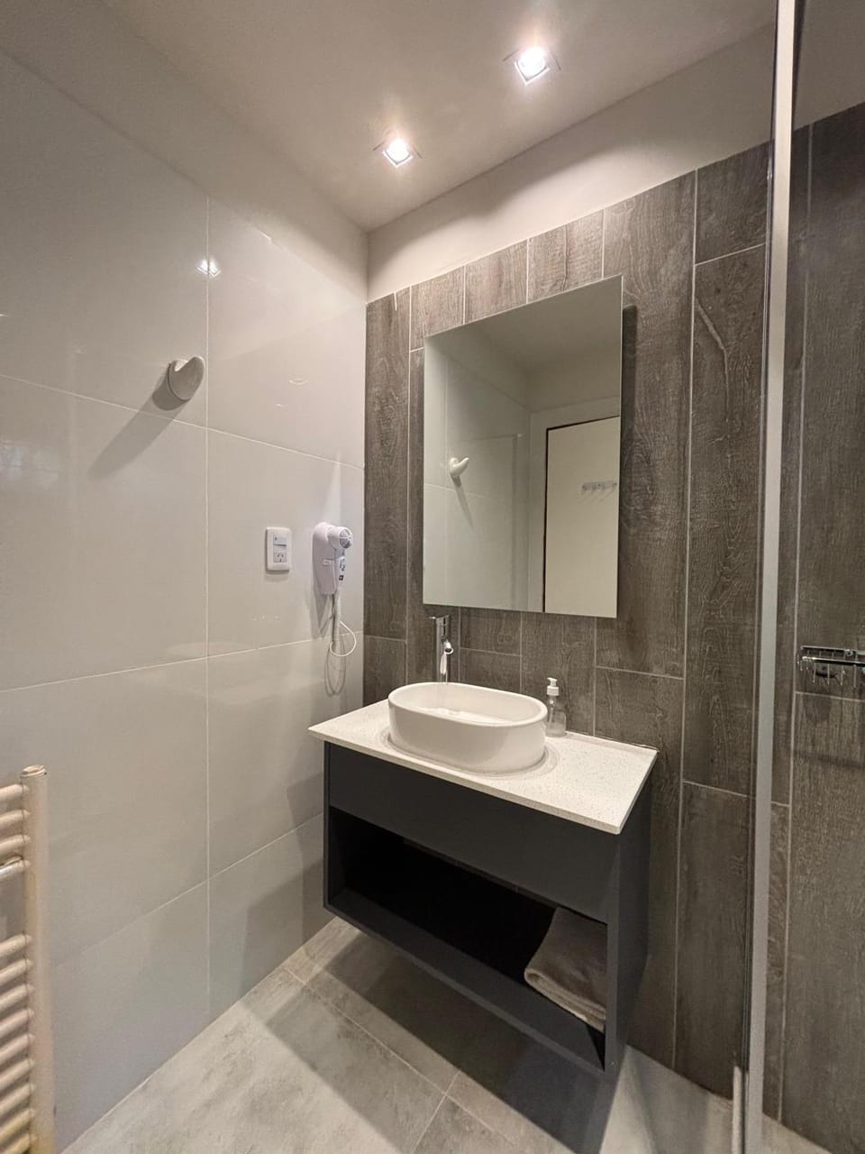 Bathroom, hair dryier, heating
