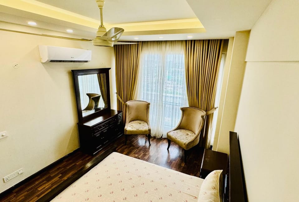 Bed, TV and multimedia, Living room, Photo of the whole room, Seating area, Bedroom, air conditioner