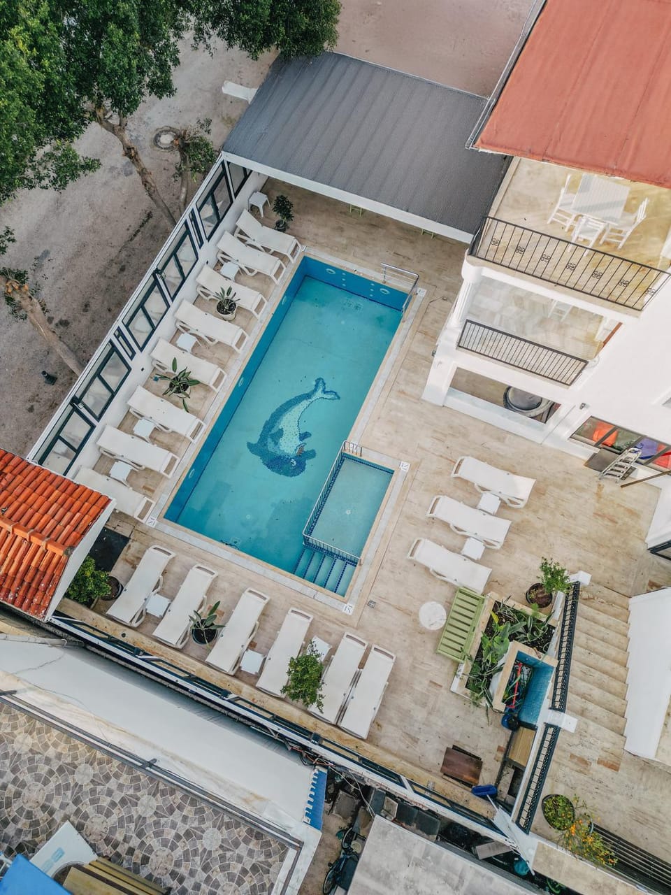 Property building, Patio, Day, Pool view, Swimming pool, sunbed