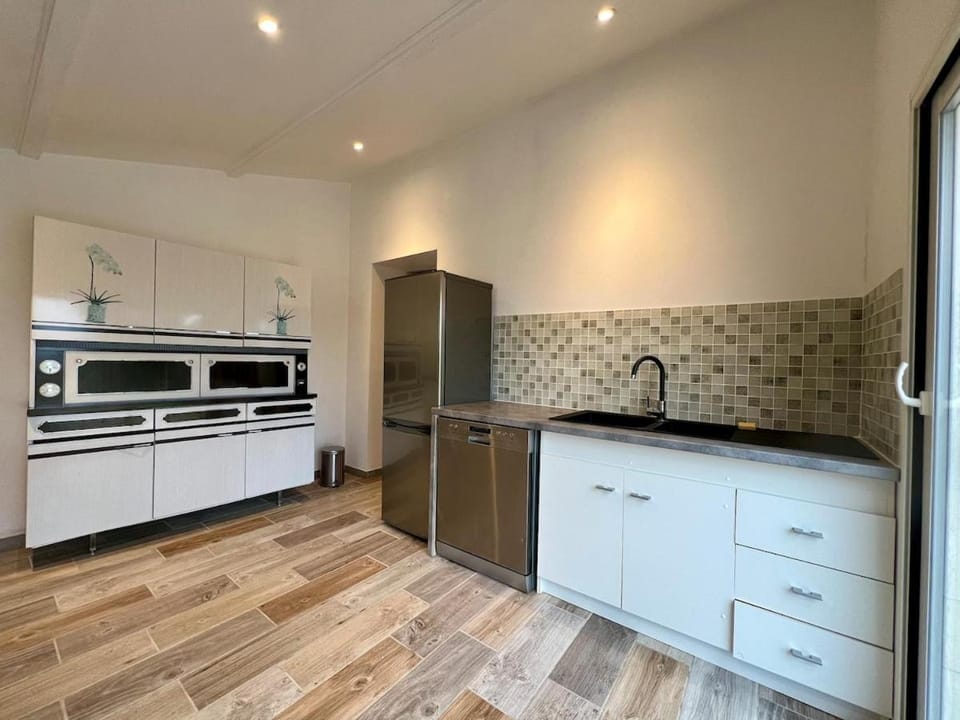 Kitchen or kitchenette, dishwasher, stove