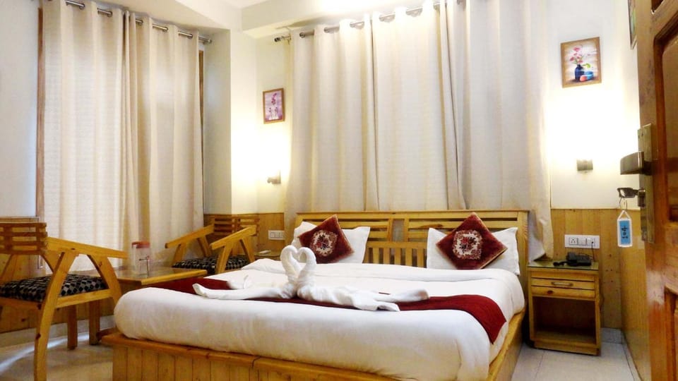 Photo of the whole room, Bedroom, towels