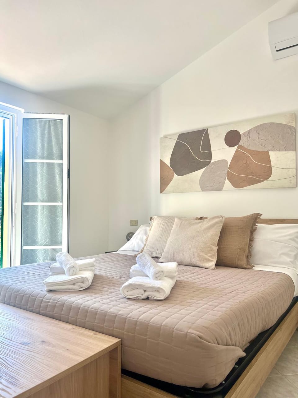 Bed, Bedroom, air conditioner