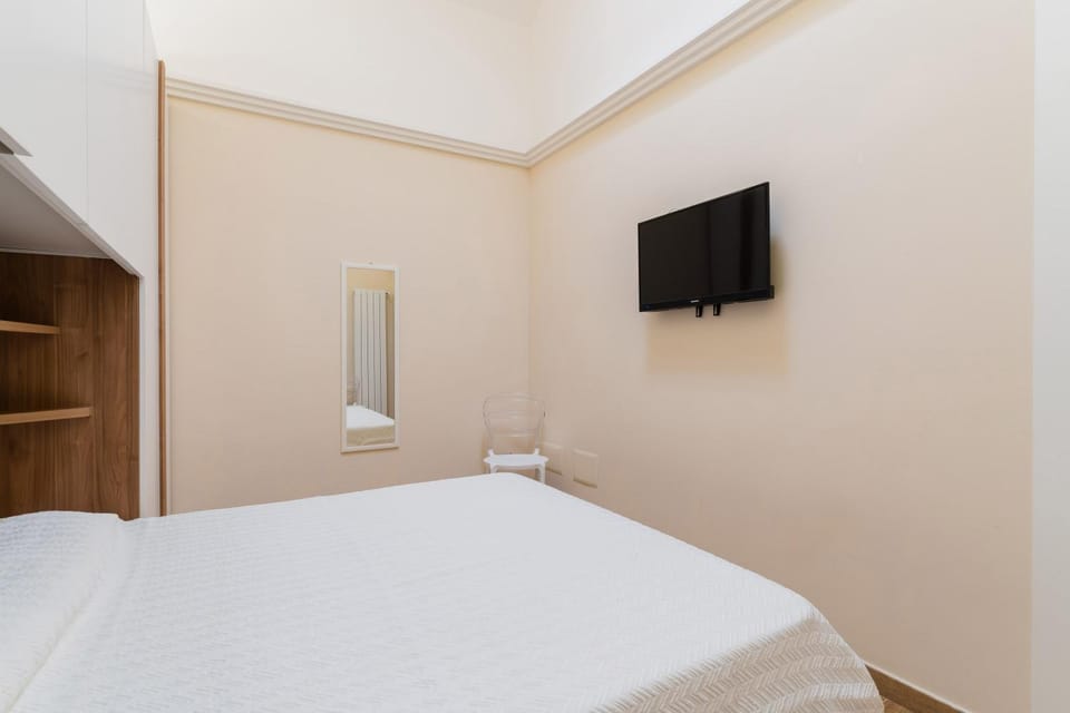 Bed, TV and multimedia, Photo of the whole room, Bedroom