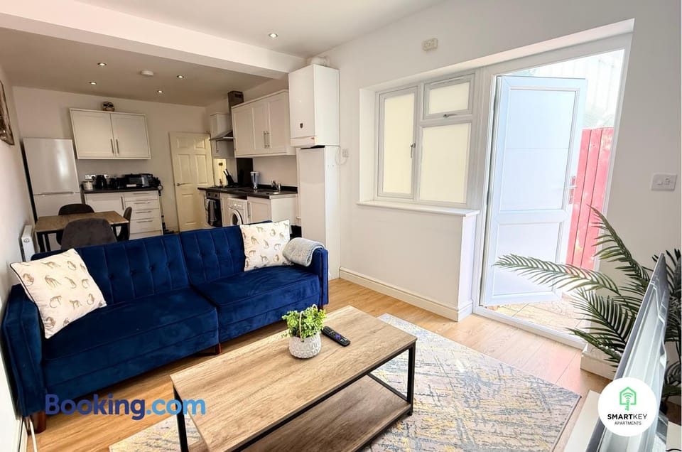 TV and multimedia, Kitchen or kitchenette, Living room, Seating area, Dining area
