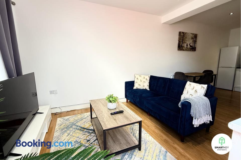 Communal lounge/ TV room, TV and multimedia, Living room, Seating area, Evening entertainment