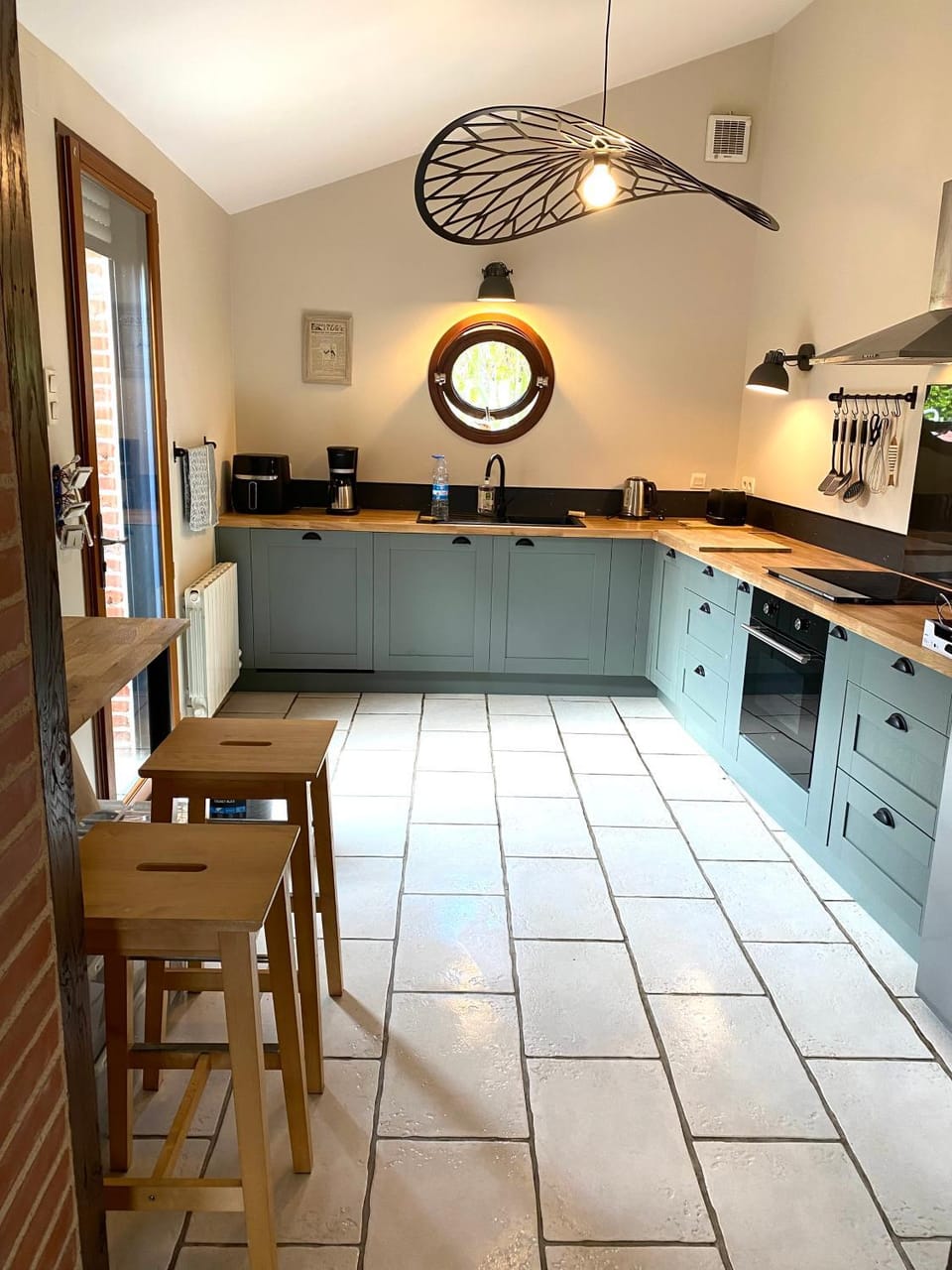 Kitchen or kitchenette, Dining area, pet friendly, stove