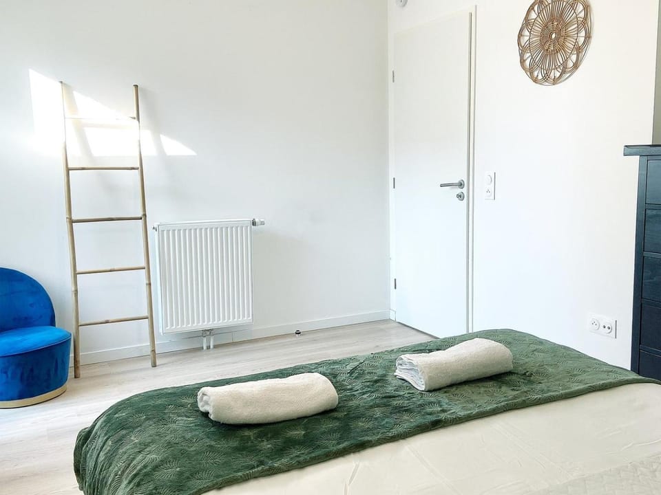 Bed, Bedroom, towels