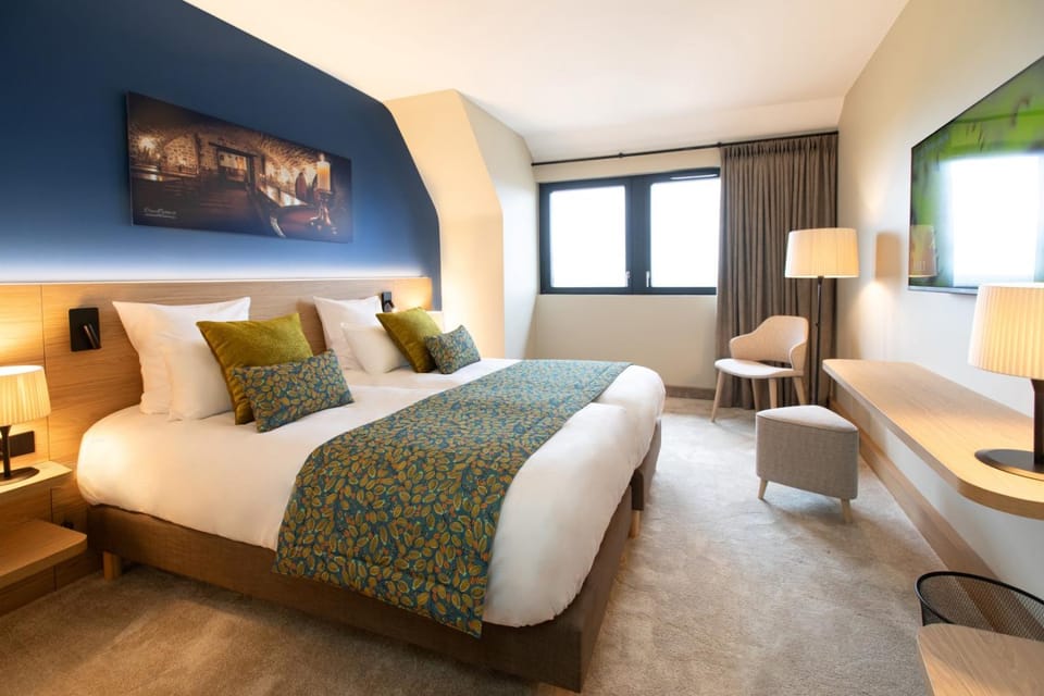Bed, TV and multimedia, Photo of the whole room, Bedroom