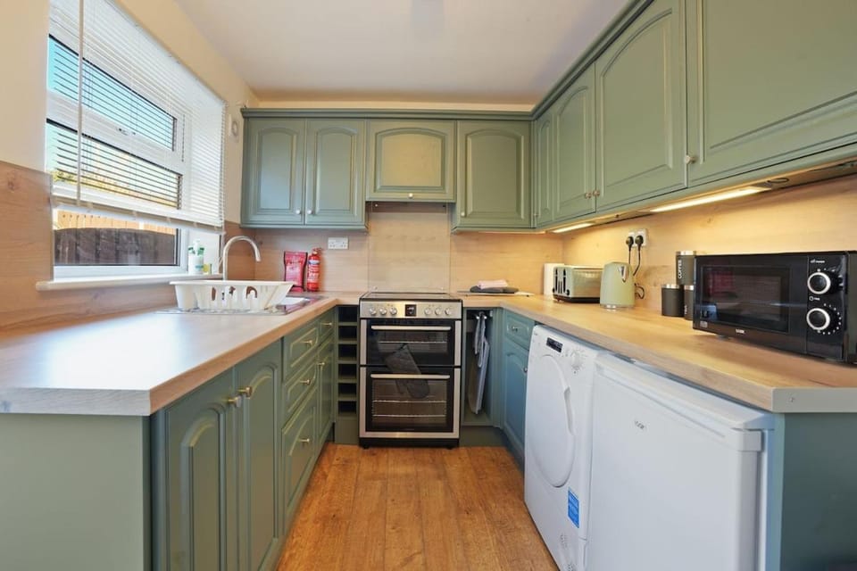 Stupton House, Large 3 Bed House that Sleeps 8 with Full Size Pool Table & FREE Parking - Hosted by Stay Host Save Apartment in Rotherham