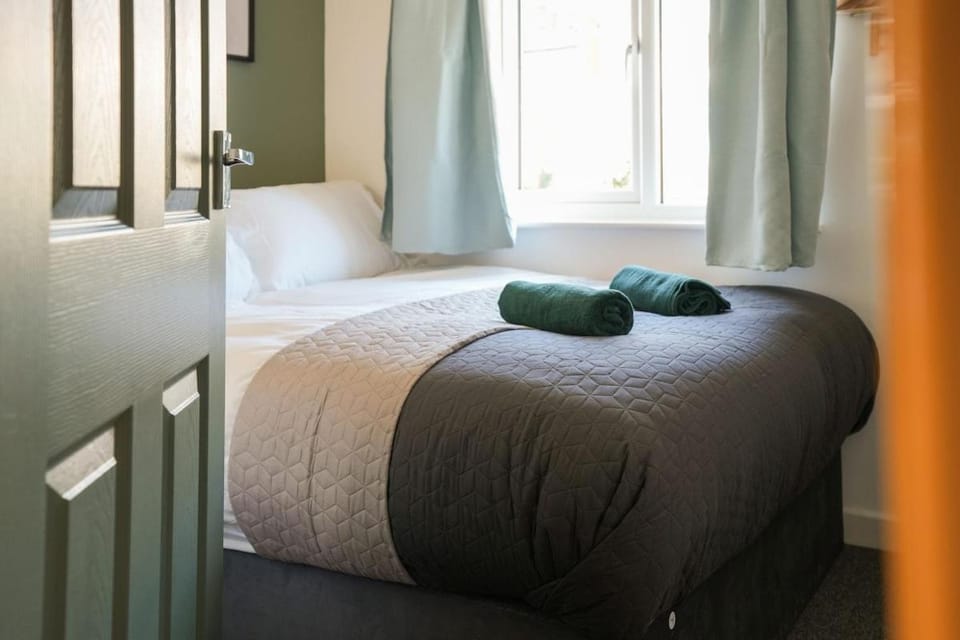 Stupton House, Large 3 Bed House that Sleeps 8 with Full Size Pool Table & FREE Parking - Hosted by Stay Host Save Apartment in Rotherham