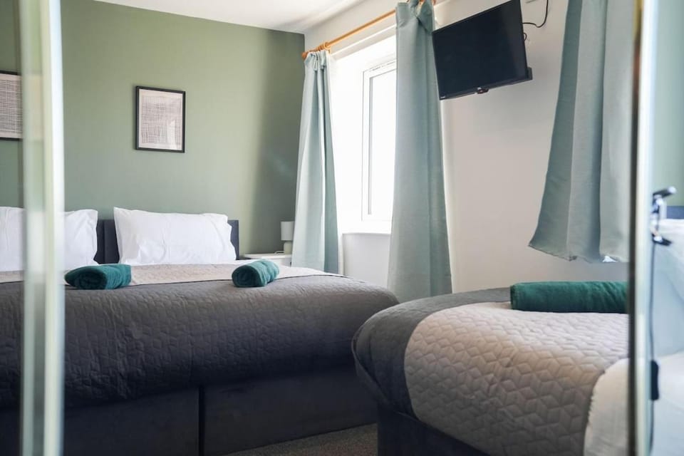 Stupton House, Large 3 Bed House that Sleeps 8 with Full Size Pool Table & FREE Parking - Hosted by Stay Host Save Apartment in Rotherham