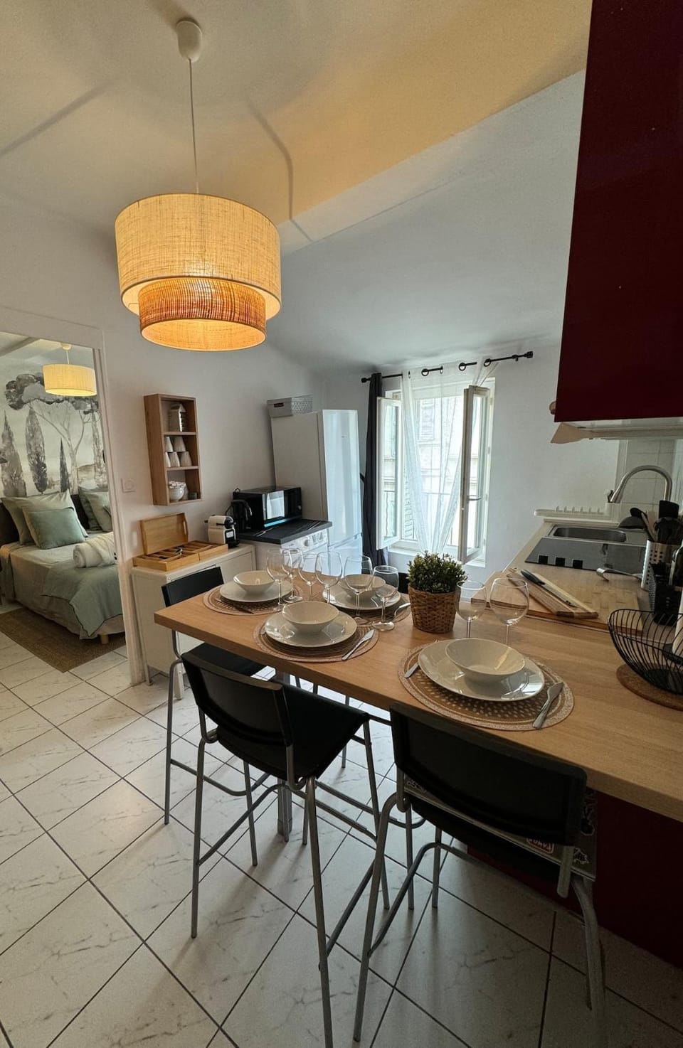 Coffee/tea facilities, Kitchen or kitchenette, Dining area, microwave, oven, stove