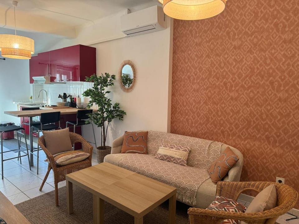 Kitchen or kitchenette, Living room, Seating area, Dining area, air conditioner