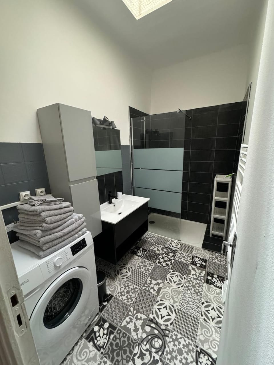 Shower, Bathroom, washing machine, dryer