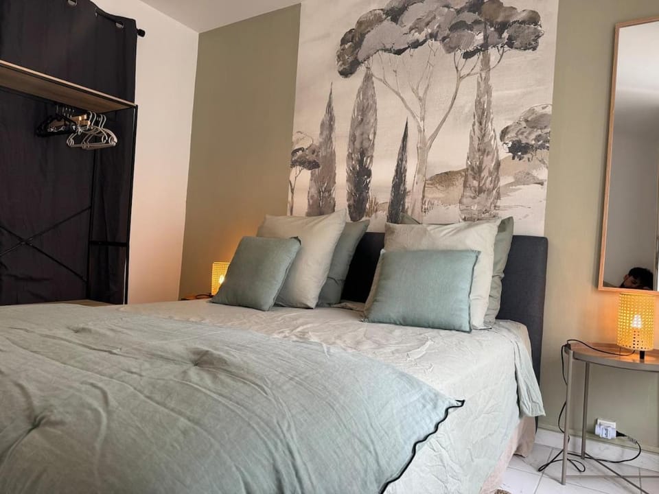 Bed, Photo of the whole room, Bedroom, wardrobe