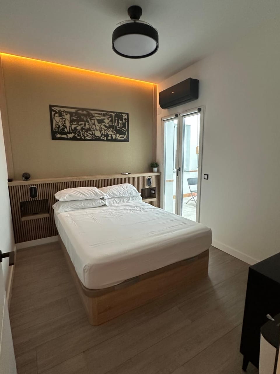 Bed, Photo of the whole room, Bedroom