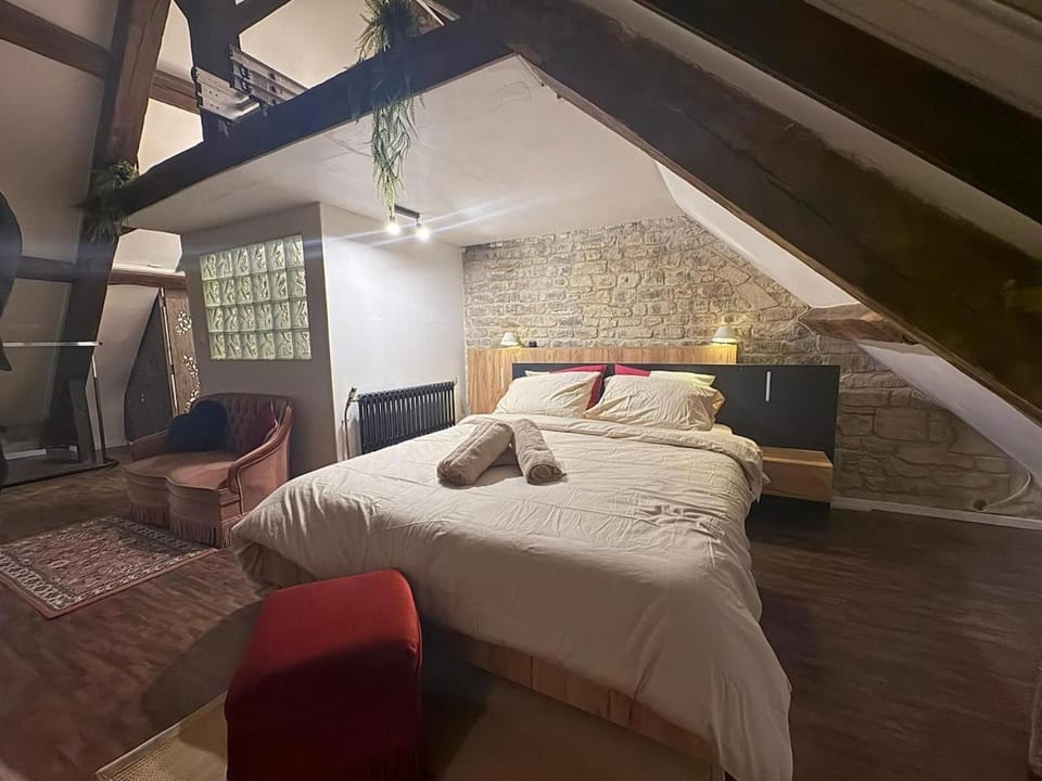 Bed, Photo of the whole room, Bedroom