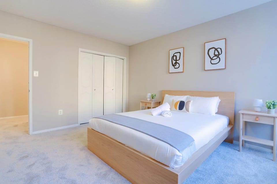 Bed, Bedroom, towels, wardrobe