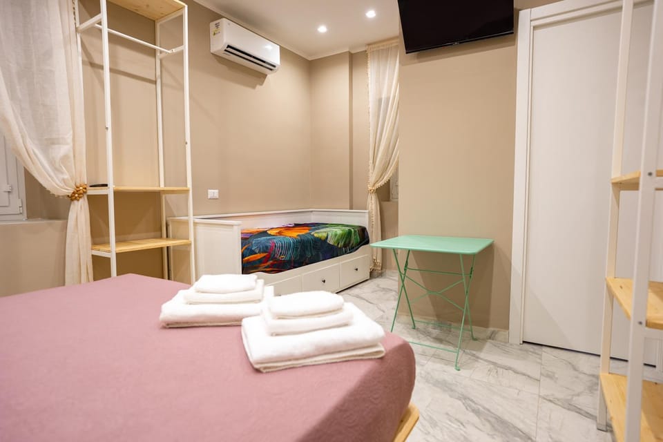 Bed, towels, air conditioner