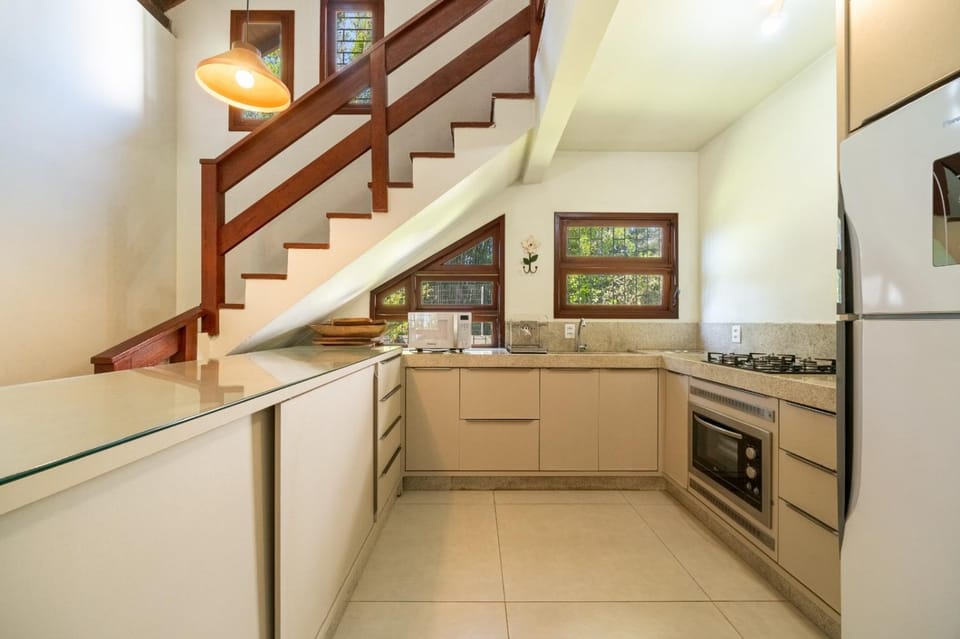 Kitchen or kitchenette, Dining area, oven, stove