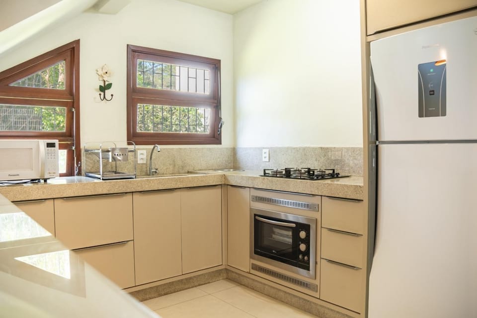 Kitchen or kitchenette, minibar, oven, stove