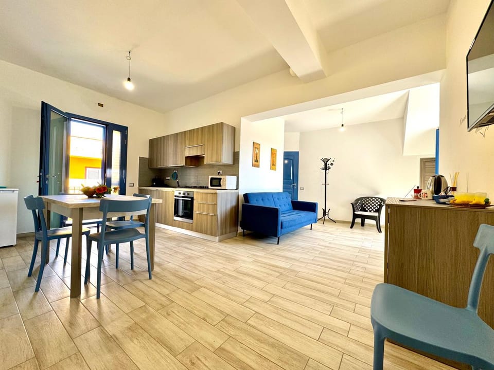 Kitchen or kitchenette, Seating area, Dining area