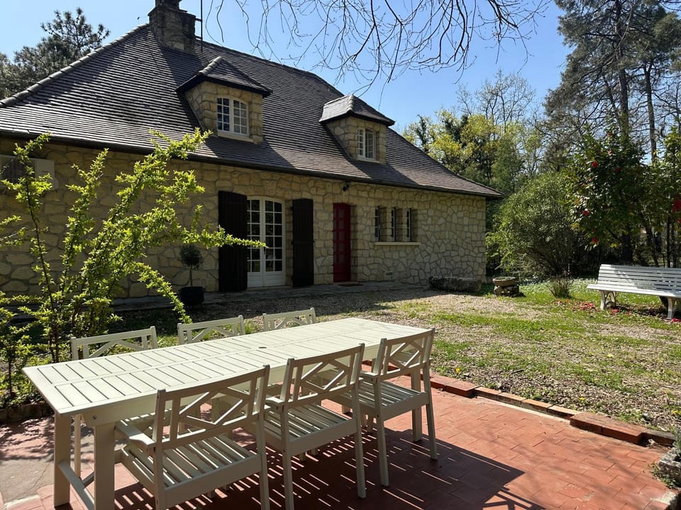 Property building, Garden, Dining area