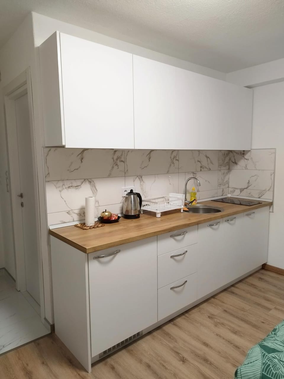 Coffee/tea facilities, Kitchen or kitchenette, stove