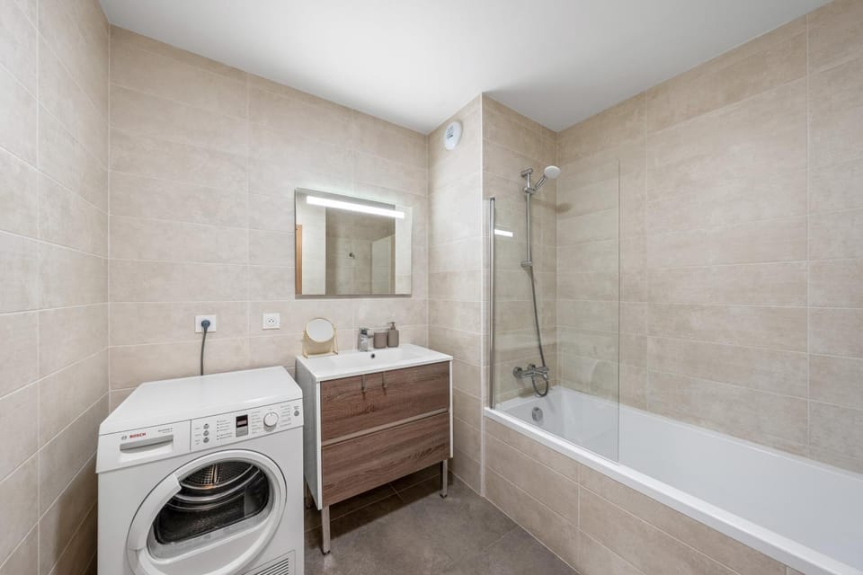 Shower, Bathroom, Bath, towels, washing machine