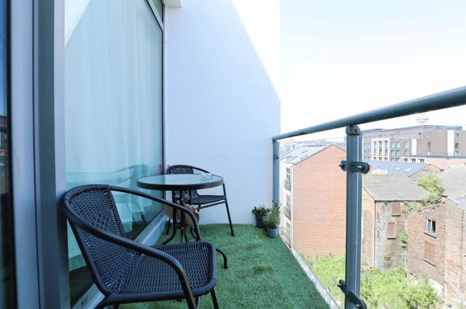 Property building, Patio, Day, Balcony/Terrace, Seating area