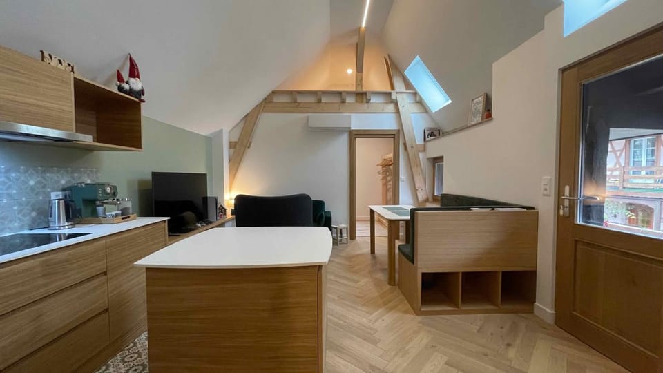 TV and multimedia, Kitchen or kitchenette, Living room, Seating area, Dining area