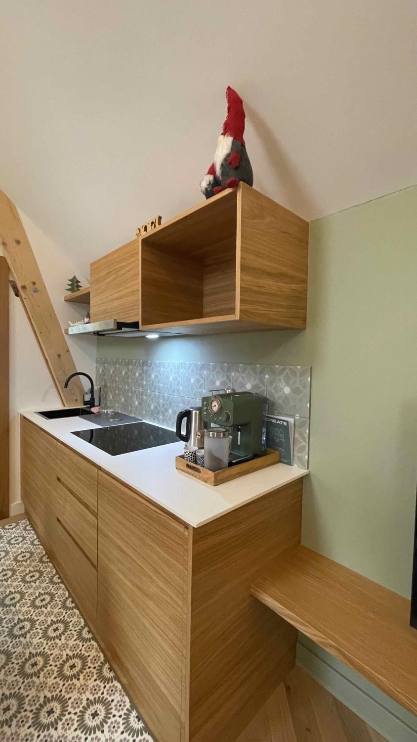 Coffee/tea facilities, Kitchen or kitchenette, dishwasher, microwave, stove, toaster, kitchen