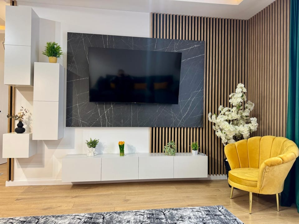 Communal lounge/ TV room, TV and multimedia, Living room, Seating area, Evening entertainment