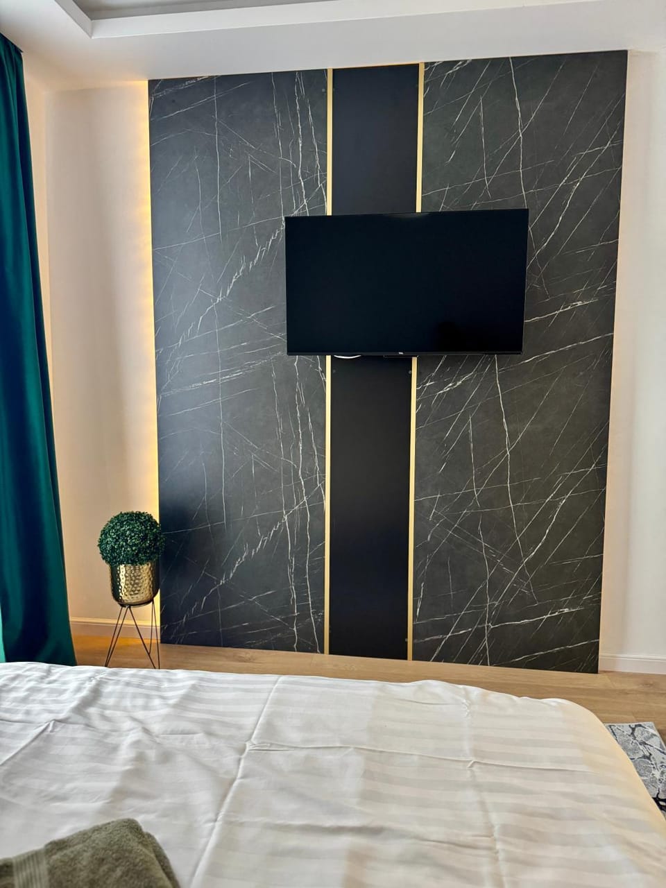 Bed, TV and multimedia, Bedroom