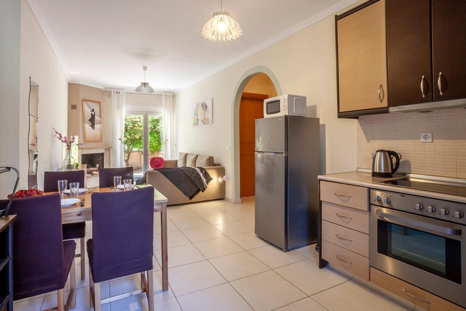 Kitchen or kitchenette, Living room, Seating area, Dining area, oven, stove