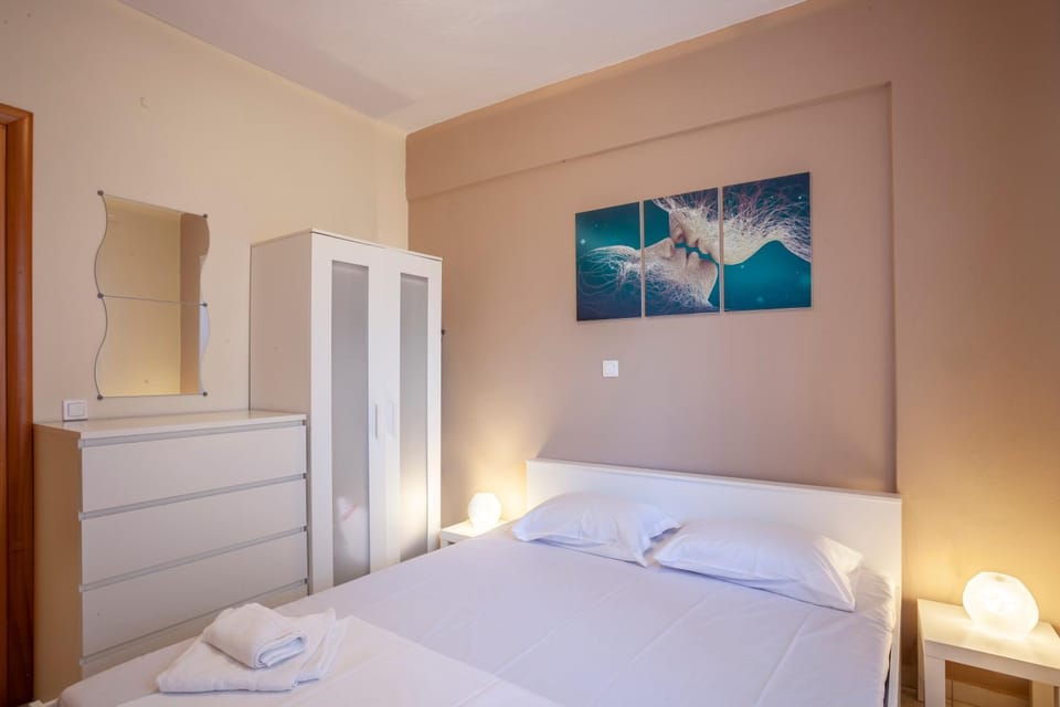 Bed, Photo of the whole room, Bedroom, towels, wardrobe