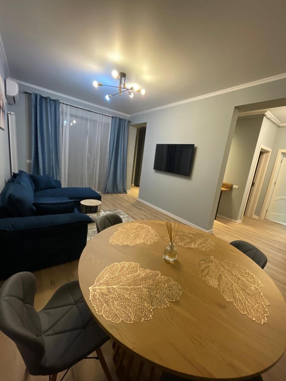 Communal lounge/ TV room, TV and multimedia, Living room, Seating area, Dining area, Evening entertainment