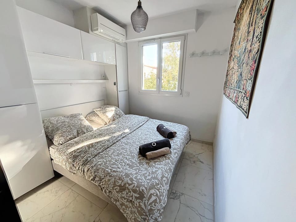 Bedroom, air conditioner
