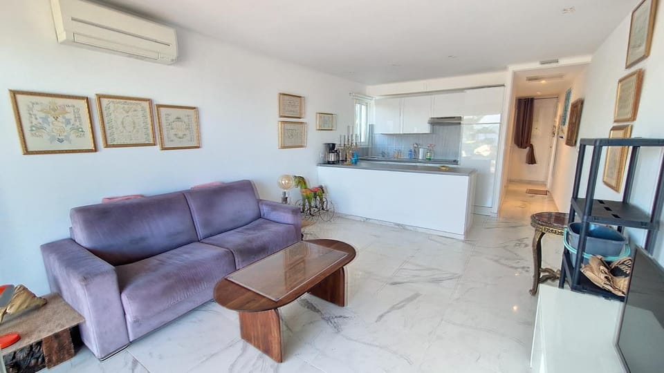 Kitchen or kitchenette, Seating area