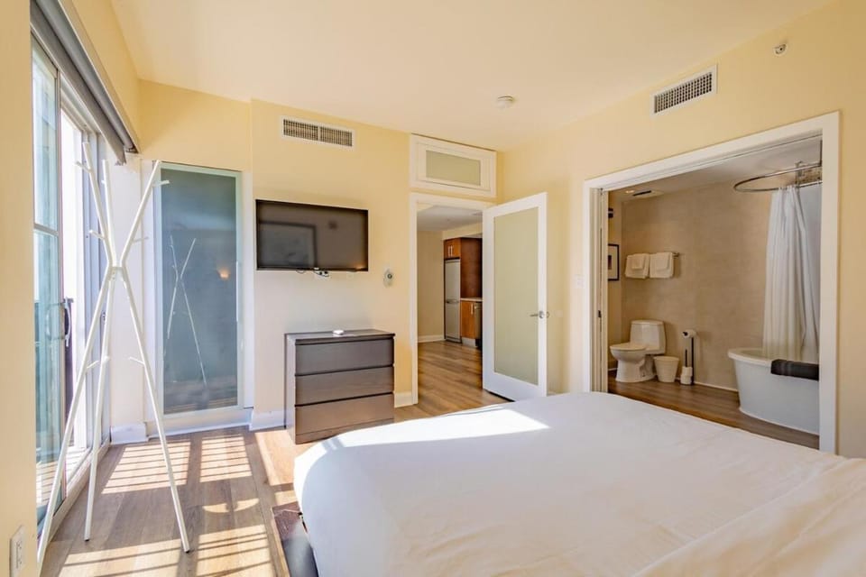 Amazing 1 Bedroom with Rooftop Pool D304 Apartment in Flamingo Lummus