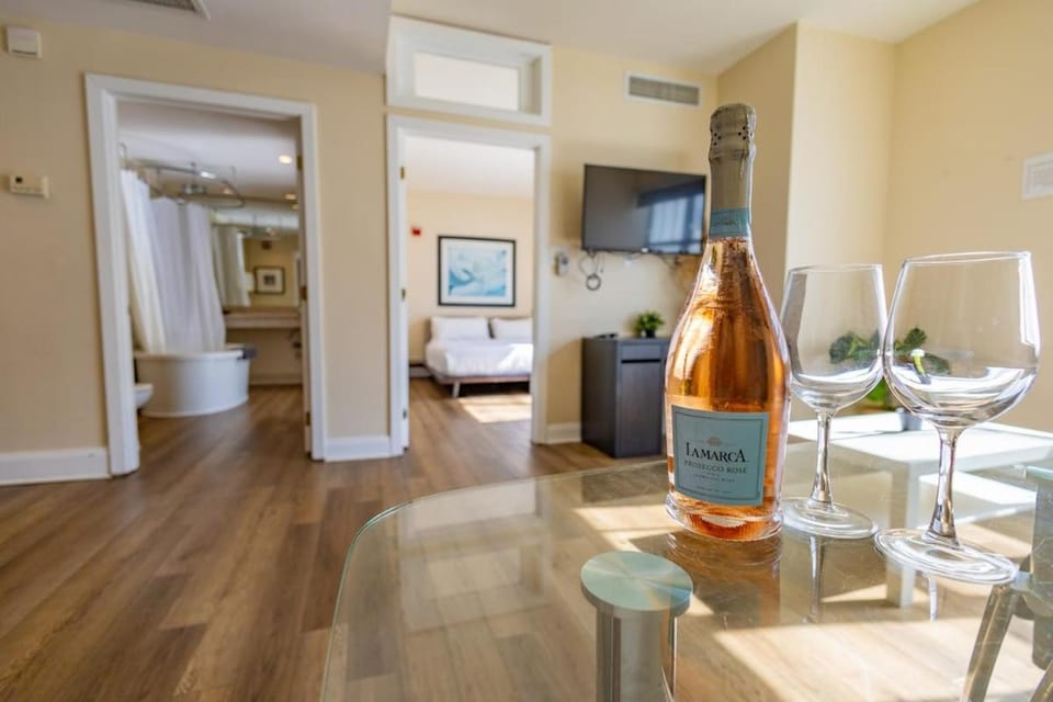 Amazing 1 Bedroom with Rooftop Pool D304 Apartment in Flamingo Lummus