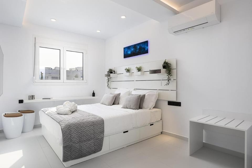 Bed, Photo of the whole room, Bedroom, air conditioner
