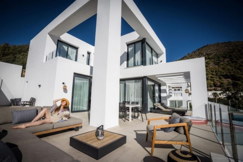 Property building, Balcony/Terrace, Seating area, Dining area